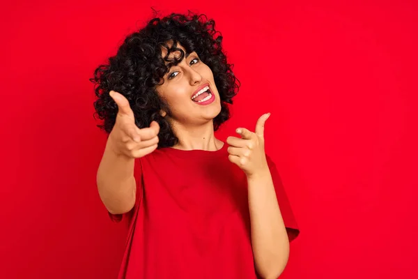 Mujer Árabe Joven Con Pelo Rizado Con Camiseta Casual Sobre — Foto de Stock