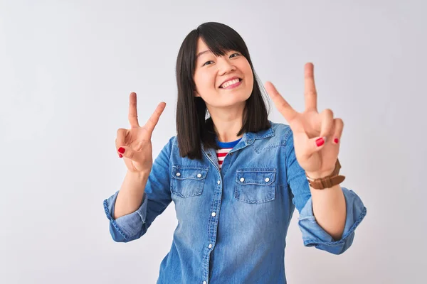 Mladá Krásná Číňanka Džínové Košili Přes Izolované Bílé Pozadí Úsměvem — Stock fotografie