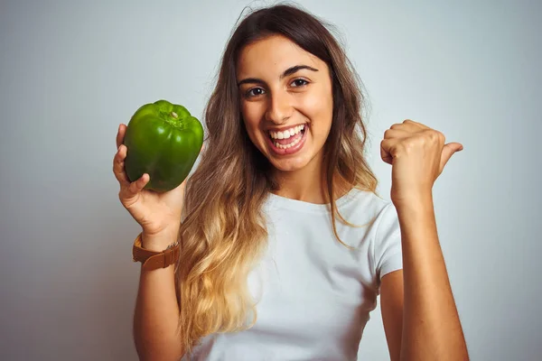 Ung Vacker Kvinna Som Håller Grön Paprika Över Vit Isolerad — Stockfoto