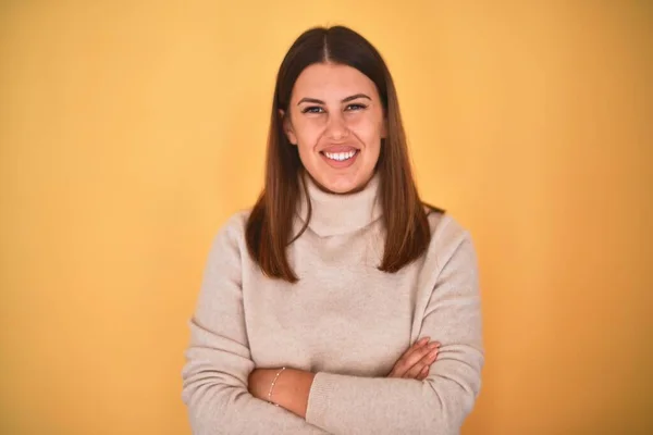 Joven Hermosa Mujer Sonriendo Feliz Usando Suéter Sobre Fondo Amarillo — Foto de Stock