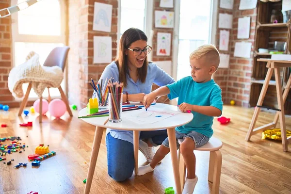 Joven Niño Caucásico Jugando Escuela Juegos Con Maestro Madre Hijo — Foto de Stock