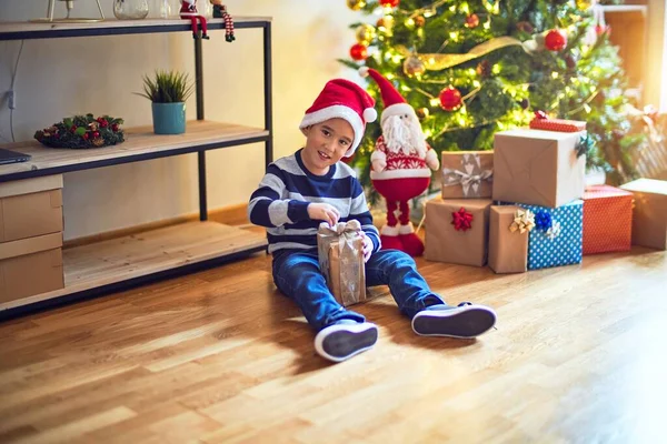 Sevimli Çocuk Mutlu Kendinden Emin Gülümsüyor Yerde Oturmuş Noel Baba — Stok fotoğraf