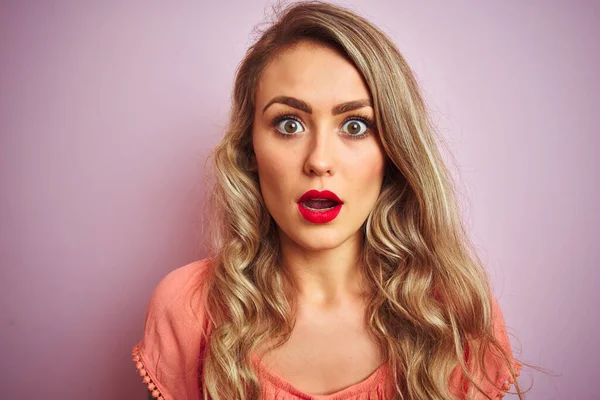 Young Beautiful Woman Wearing Shirt Standing Pink Isolated Background Scared — Stock Photo, Image