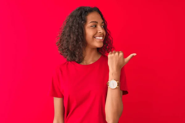 Jeune Femme Brésilienne Portant Shirt Debout Sur Fond Rouge Isolé — Photo