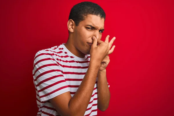 Jonge Knappe Arabier Man Draagt Gestreept Shirt Geïsoleerde Rode Achtergrond — Stockfoto