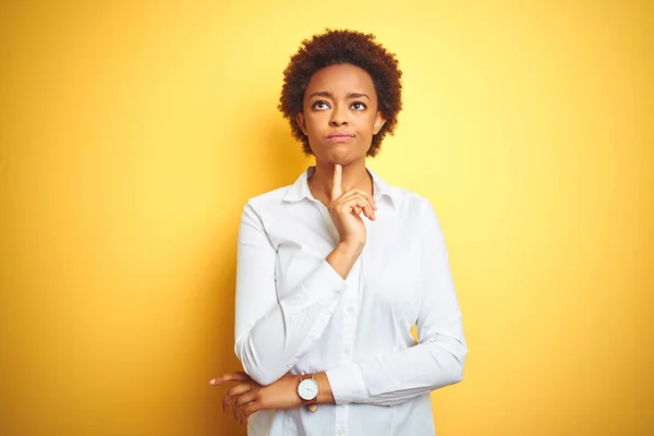 Afrikai Amerikai Üzletasszony Izolált Sárga Háttér Gondolkodás Koncentrált Kétség Ujjal — Stock Fotó