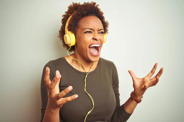 Afro Americana Usando Fones Ouvido Ouvindo Música Sobre Fundo Isolado — Fotografia de Stock