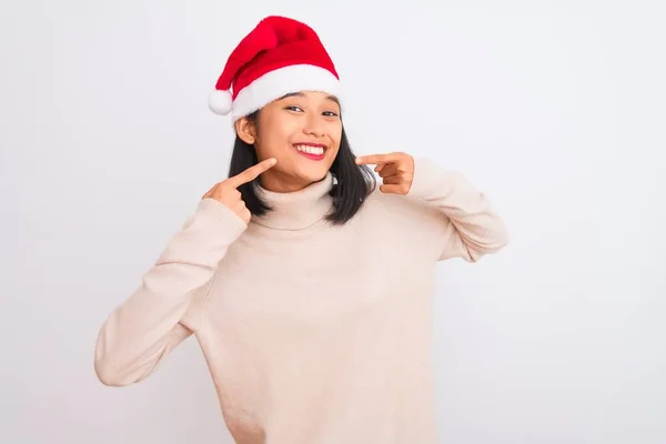 Jovem Mulher Chinesa Bonita Vestindo Chapéu Natal Santa Sobre Fundo — Fotografia de Stock