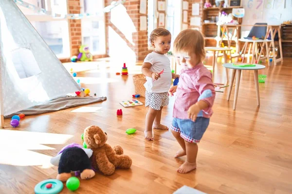 Schattige Peuters Spelen Rond Veel Speelgoed Kleuterschool — Stockfoto