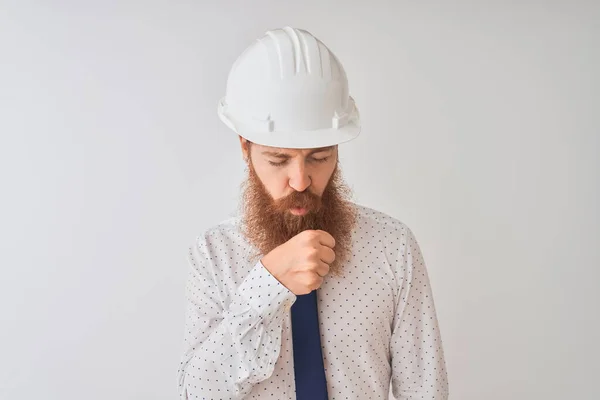 Joven Arquitecto Irlandés Pelirrojo Con Casco Seguridad Sobre Fondo Blanco —  Fotos de Stock