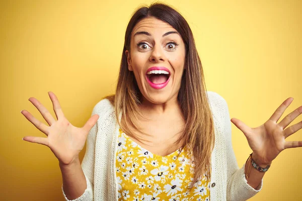 Mujer Hermosa Joven Con Chaqueta Pie Sobre Fondo Amarillo Aislado —  Fotos de Stock