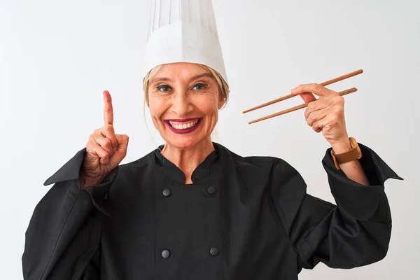 Mulher Chef Meia Idade Usando Boné Segurando Pauzinhos Sobre Fundo — Fotografia de Stock