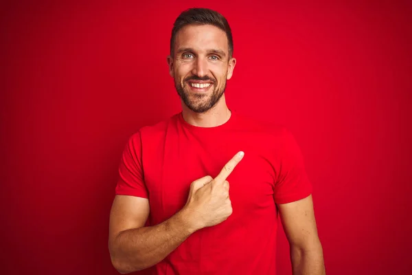 Jonge Knappe Man Draagt Casual Shirt Rood Geïsoleerde Achtergrond Vrolijk — Stockfoto