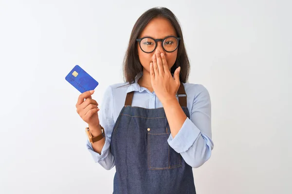 Chiński Sklepikarz Kobieta Nosi Okulary Trzymając Kartę Kredytową Pojedynczym Białym — Zdjęcie stockowe