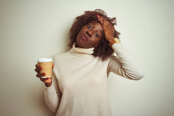 Mladá Africká Afro Žena Držící Šálek Kávy Stojící Nad Osamělým — Stock fotografie