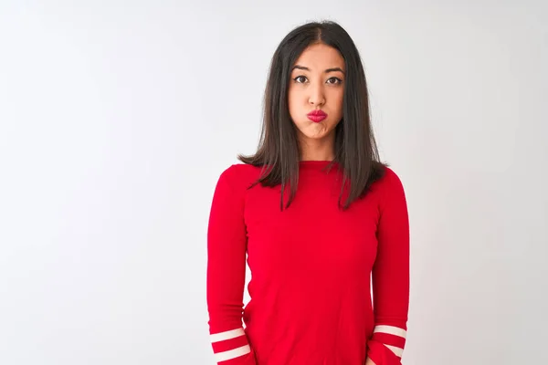 Ung Vacker Kinesisk Kvinna Bär Röd Klänning Stående Över Isolerade — Stockfoto