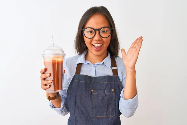 Gözlüklü Çinli Kadın Izole Edilmiş Beyaz Arka Planda Smoothie Içiyor — Stok fotoğraf