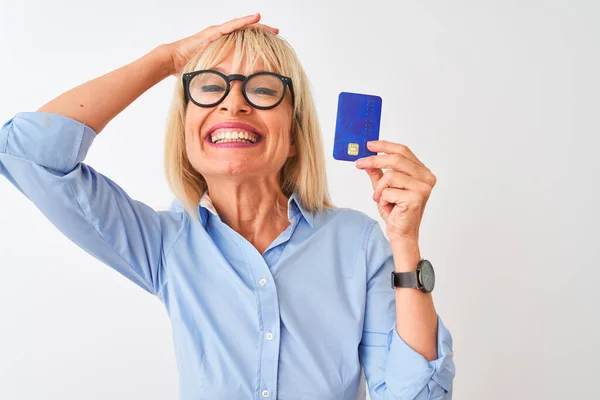 Geschäftsfrau Mittleren Alters Mit Brille Kreditkarte Vor Isoliertem Weißem Hintergrund — Stockfoto