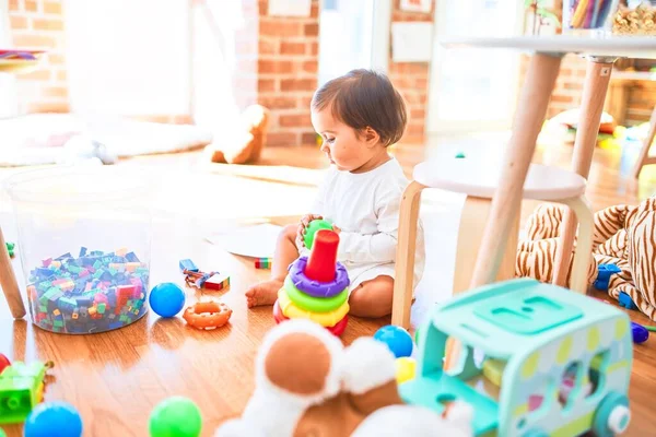 Anaokulunda Renkli Oyuncaklar Arasında Mutlu Güzel Bir Bebek — Stok fotoğraf