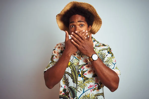 Hombre Afroamericano Vacaciones Con Camisa Verano Sombrero Sobre Fondo Blanco — Foto de Stock