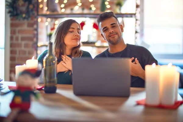 Young Beautiful Couple Sitting Using Laptop Christmas Decoration Home Smiling — Stock Photo, Image