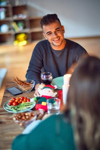 Jong Mooi Koppel Glimlachend Gelukkig Zelfverzekerd Eten Eten Kerst Thuis — Stockfoto