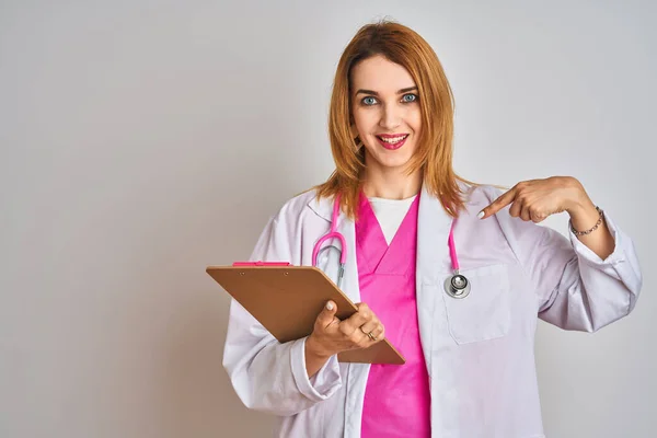 Rödhårig Kaukasiska Läkare Kvinna Bär Rosa Stetoskop Och Hålla Urklipp — Stockfoto