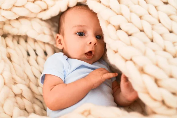 Очаровательный Малыш Лежит Диване Над Одеялом Новорожденный Расслабляющий Комфортный Отдых — стоковое фото