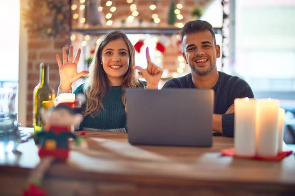 Junges Schönes Paar Sitzt Mit Laptop Weihnachtsdekoration Hause Und Zeigt — Stockfoto
