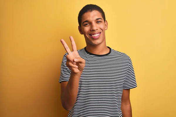 Młody Przystojny Arabski Mężczyzna Granatowej Koszulce Paski Odizolowanym Żółtym Tle — Zdjęcie stockowe