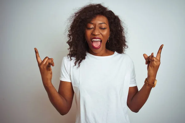 Mujer Afroamericana Joven Usando Camiseta Pie Sobre Fondo Blanco Aislado —  Fotos de Stock