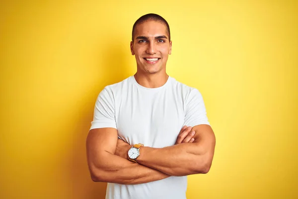 Joven Hombre Caucásico Vistiendo Casual Camiseta Blanca Sobre Amarillo Aislado —  Fotos de Stock