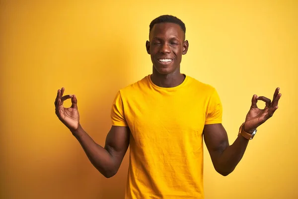 Jeune Homme Afro Américain Portant Shirt Décontracté Debout Sur Fond — Photo