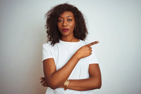 Mujer Afroamericana Joven Usando Camiseta Pie Sobre Fondo Blanco Aislado — Foto de Stock