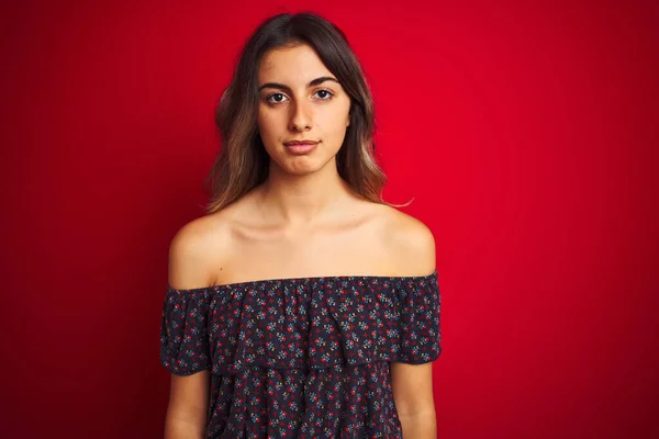 Çiçekli Tişört Giyen Genç Güzel Bir Kadın Kırmızı Izole Bir — Stok fotoğraf