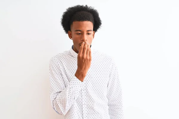 Νεαρός Αφροαμερικάνος Άντρας Κομψό Πουκάμισο Στέκεται Πάνω Από Απομονωμένο Λευκό — Φωτογραφία Αρχείου