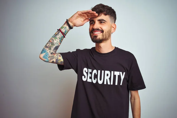 Fiatal Védő Férfi Tetoválás Viselő Biztonsági Egyenruha Felett Elszigetelt Fehér — Stock Fotó