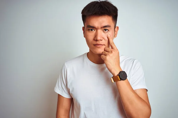 Joven Asiático Chino Hombre Usando Camiseta Pie Sobre Aislado Blanco —  Fotos de Stock