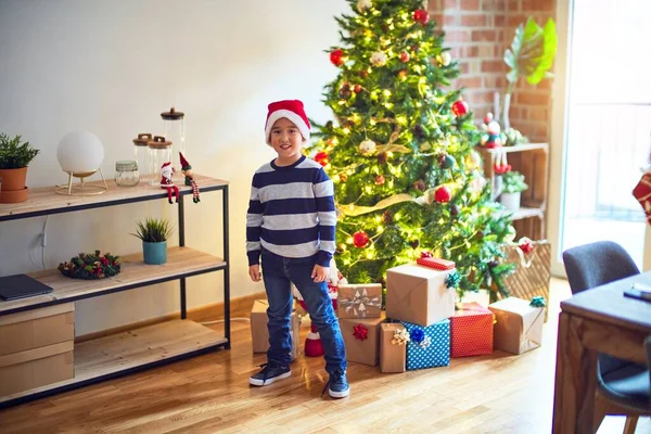 Criança Adorável Sorrindo Feliz Confiante Usando Chapéu Papai Noel Com — Fotografia de Stock