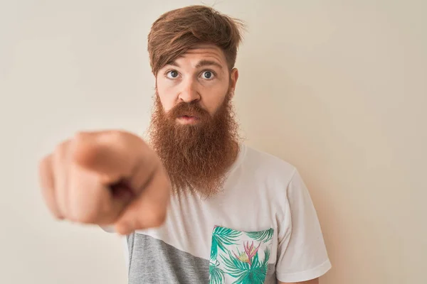 Jonge Roodharige Ierse Man Met Een Shirt Een Geïsoleerde Witte — Stockfoto