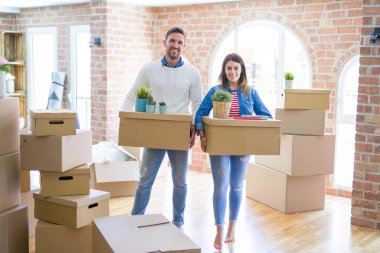 Karton kutuların etrafındaki yeni evde güzel bir çift.