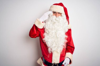 Noel Baba kostümü giymiş orta yaşlı yakışıklı bir adam izole edilmiş beyaz arka planda duruyor. Kendini vuruyor ve öldürüyor. Silah gibi el ve parmakları işaret ediyor..