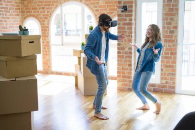 Genç çift hareket için bir yeni ev sahip olan eğlence oyun ile Virtu