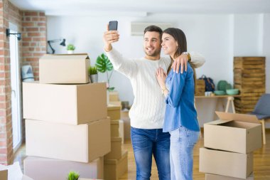 Yeni bir akıllı telefon kullanarak bir selfie fotoğraf çekerken güzel çift