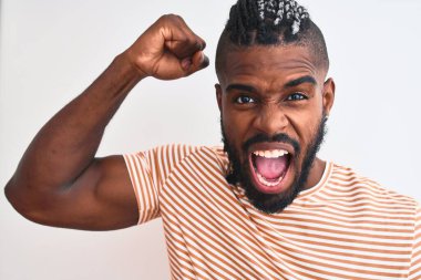 İzole edilmiş beyaz arka plan üzerine çizgili tişört giyen Afrikalı Amerikalı bir adam öfkeyle bağırıyor, çıldırıyor ve el kaldırarak bağırıyor.