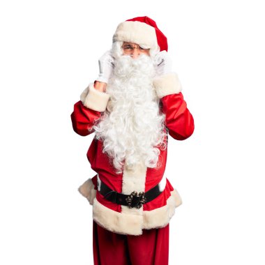 Orta yaşlı yakışıklı adam, Noel Baba kostümü ve sakal takıyor. Yüksek sesli müzik sesi için kulaklarını parmaklarıyla kapatıyor. Sağır kavramı.