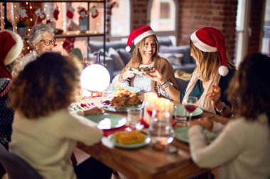 Mutlu ve kendinden emin gülümseyen güzel bir kadın grubu. Evde kızarmış hindi yiyip Noel 'i kutluyoruz.