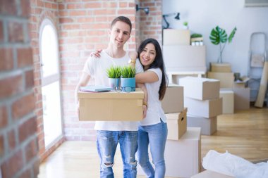 Genç, güzel, mutlu çift yeni evine taşınırken