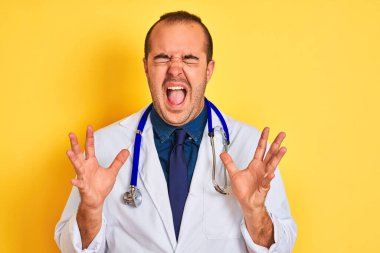 Paltolu ve steteskoplu genç bir doktor, sarı arka planda dikilip başarıyı kutluyor. Kollarını kaldırmış, gözlerini kapatmış heyecanla haykırıyor. Kazanan konsept