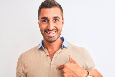 Soyutlanmış arka planda zarif tişörtler giyen yakışıklı genç bir adam.